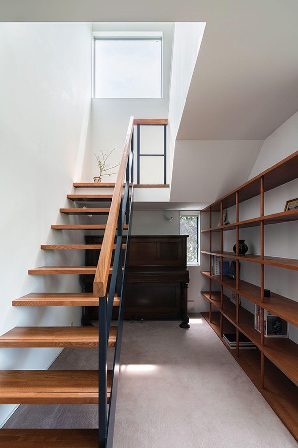 2階への階段と作り付けの倉庫