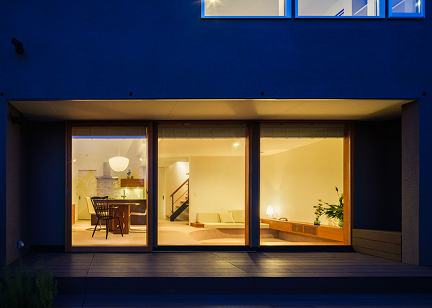 リビングから中庭を見渡せる掃き出し窓