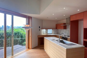 掃き出し窓に面したダイニング