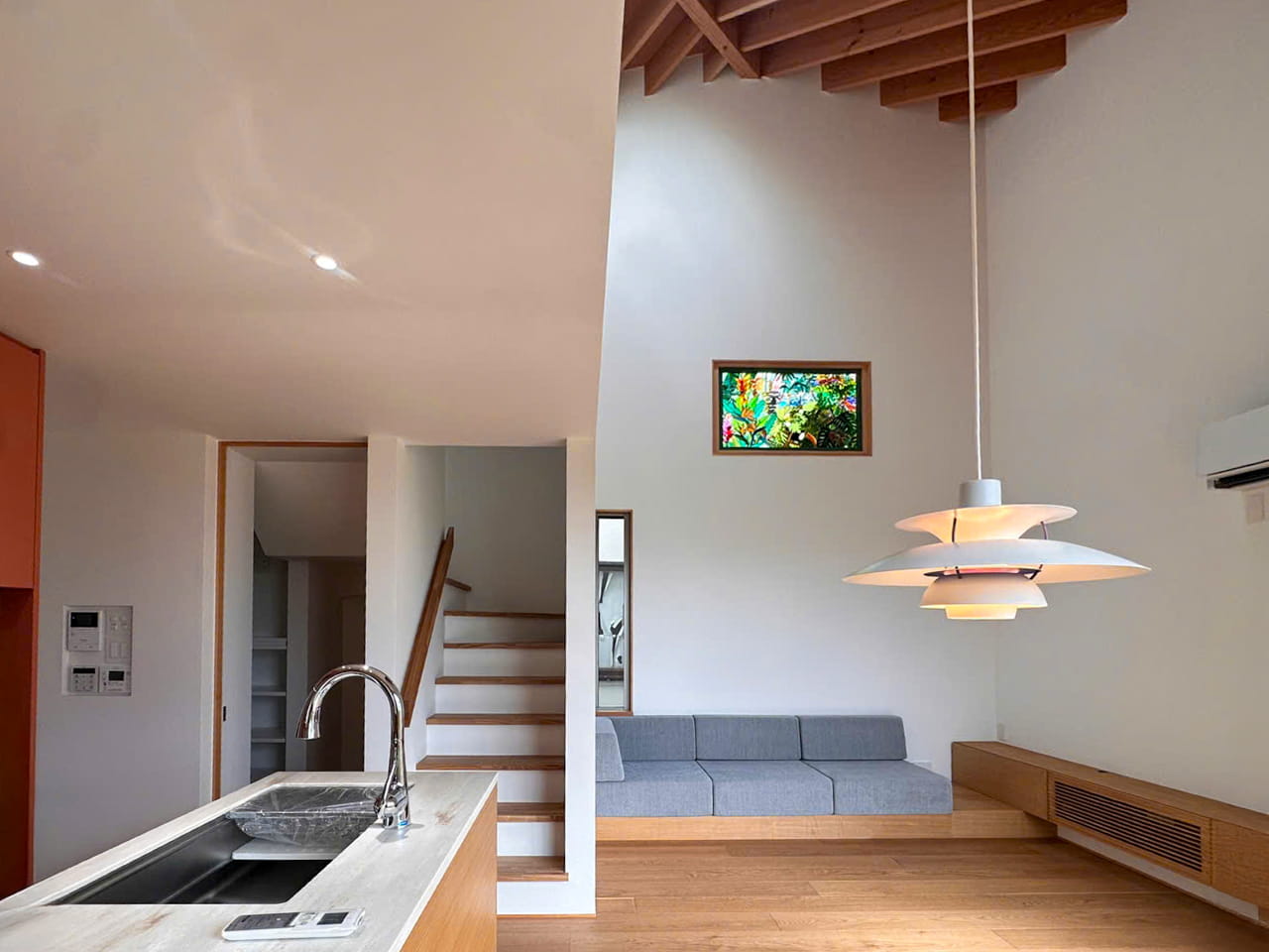 天井に施された木製の細工が特徴的なリビング