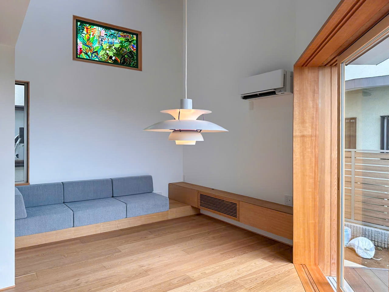 作り付けのソファとステンドグラスの窓