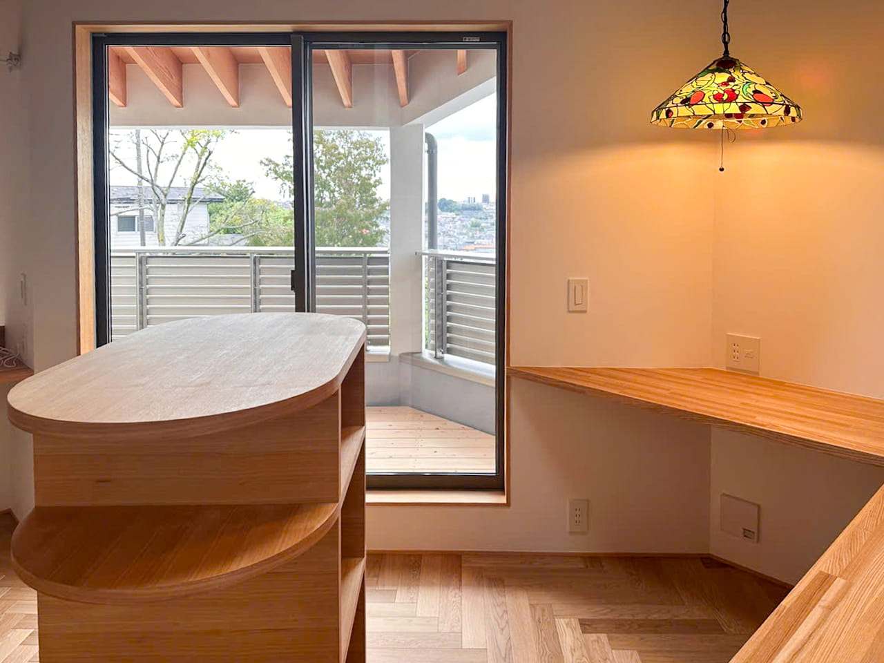 作り付けの木製カウンターと勉強スペース