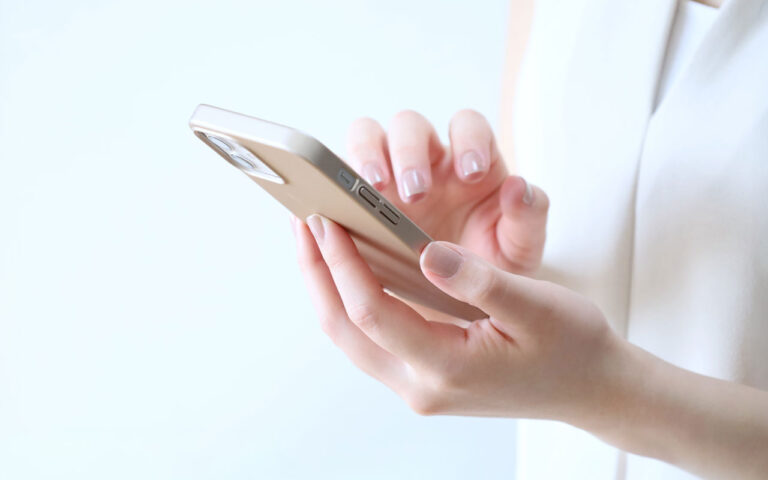 スマホを持っている手