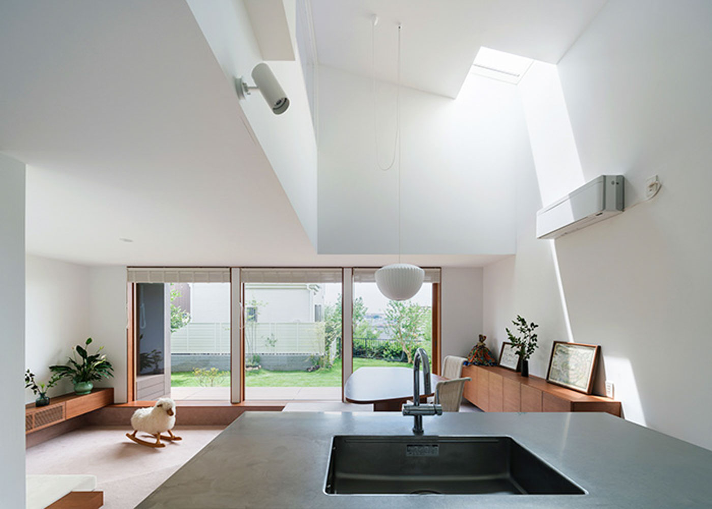 昼間は吹き抜け天井から光が差し込む