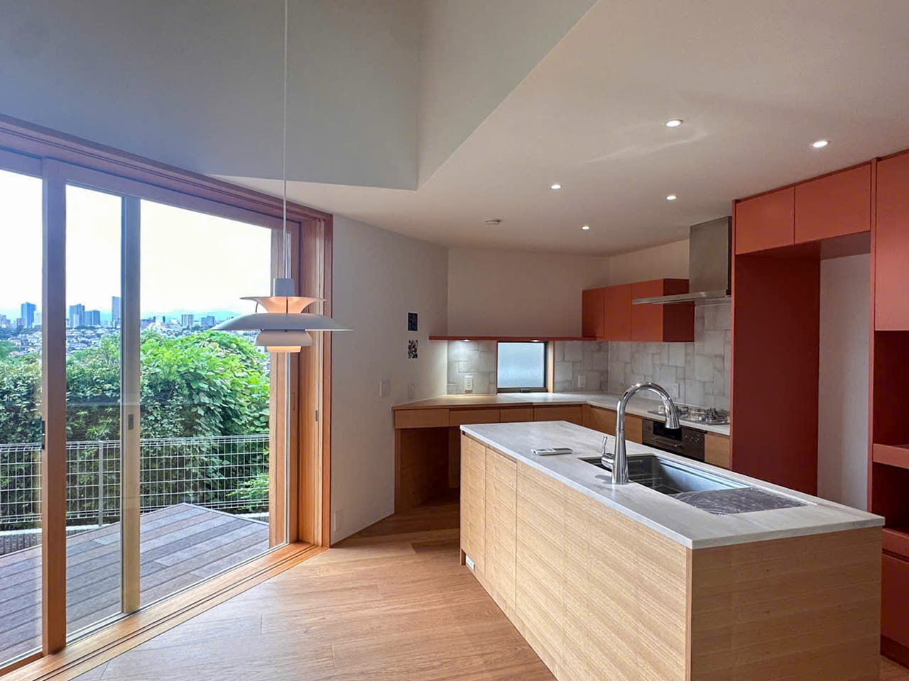 掃き出し窓に面したダイニング