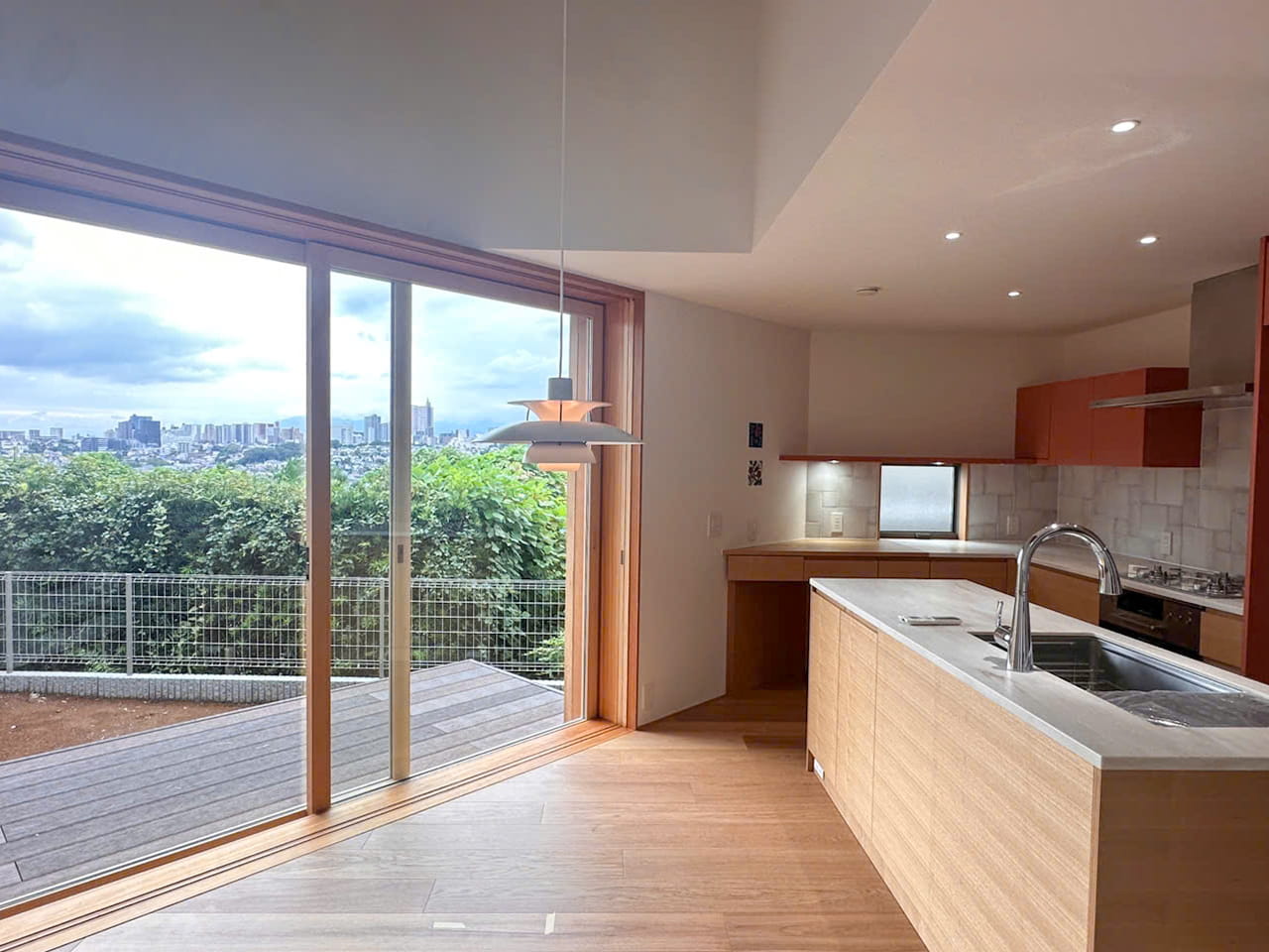 見晴らしのいい景色を一望できる掃き出し窓