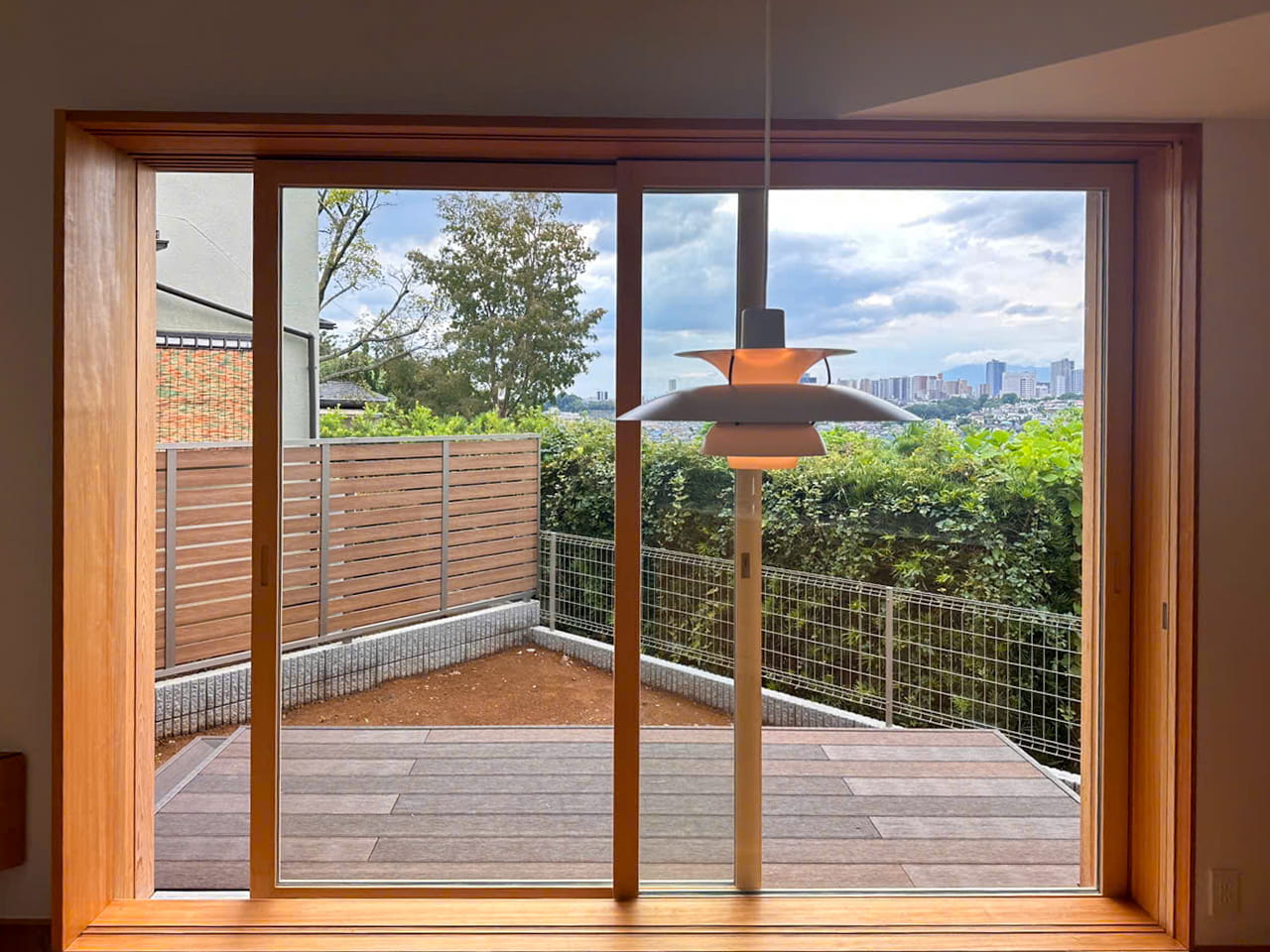 見晴らしの良い中庭とウッドデッキ