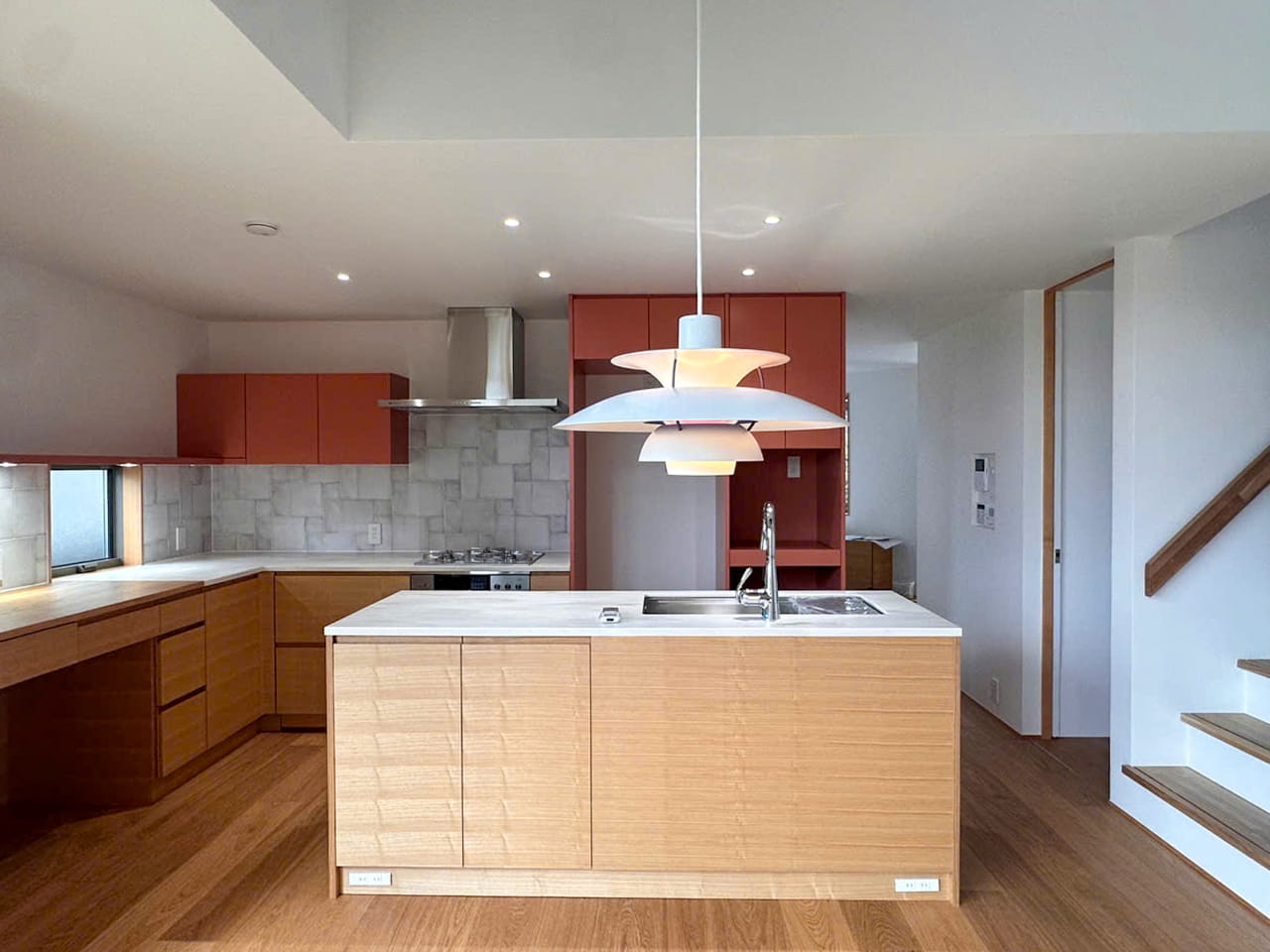 レンジフードや棚が赤色で統一されたキッチン